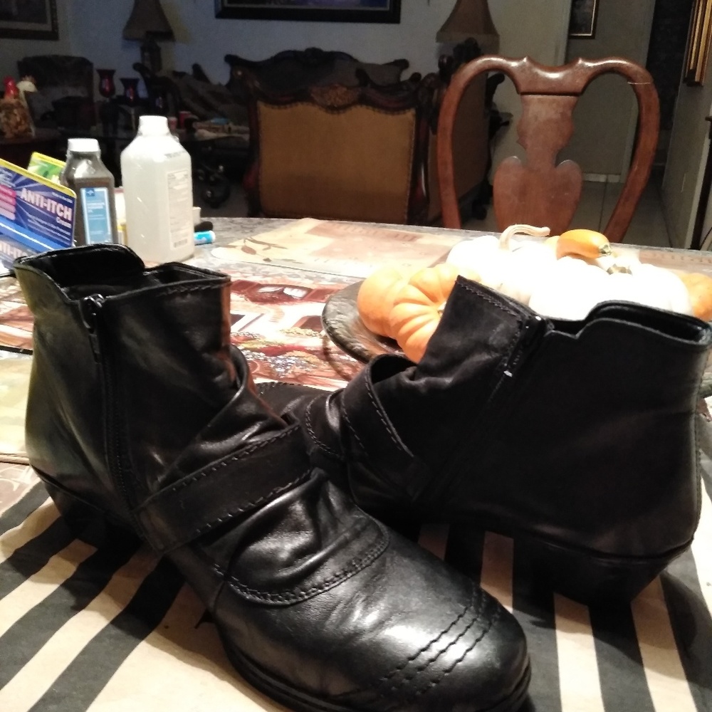 Boots - Picture 5 of 8